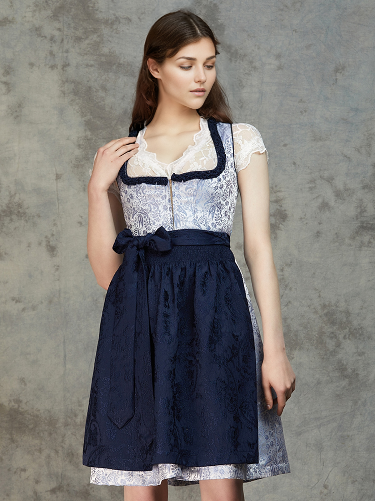 Weißes Herrenhemd mit blauem Dirndl