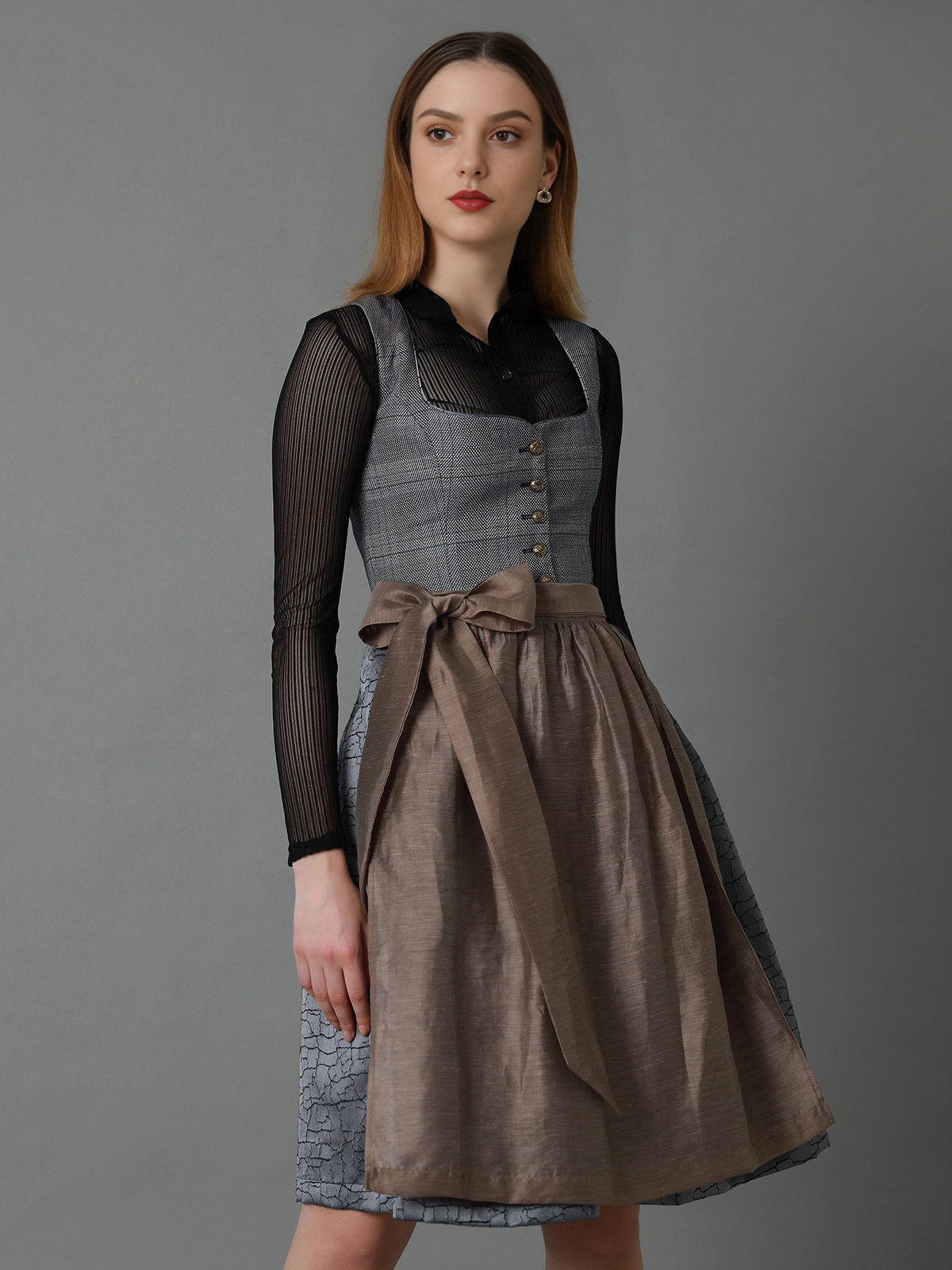 Dirndl in Grau mit klassischer Schürze