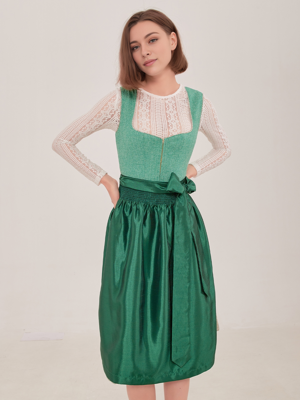 Dirndlbluse in Blau mit V-Ausschnitt