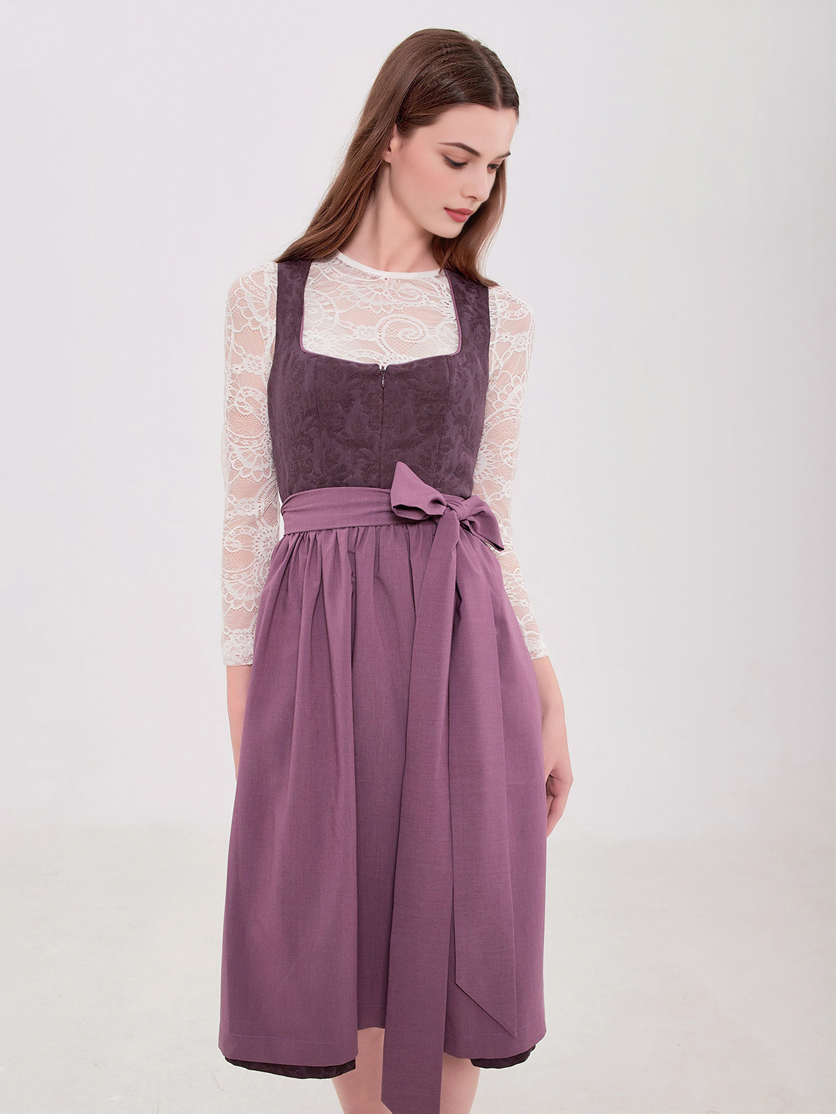 Dirndl mit raffiniertem Ausschnitt