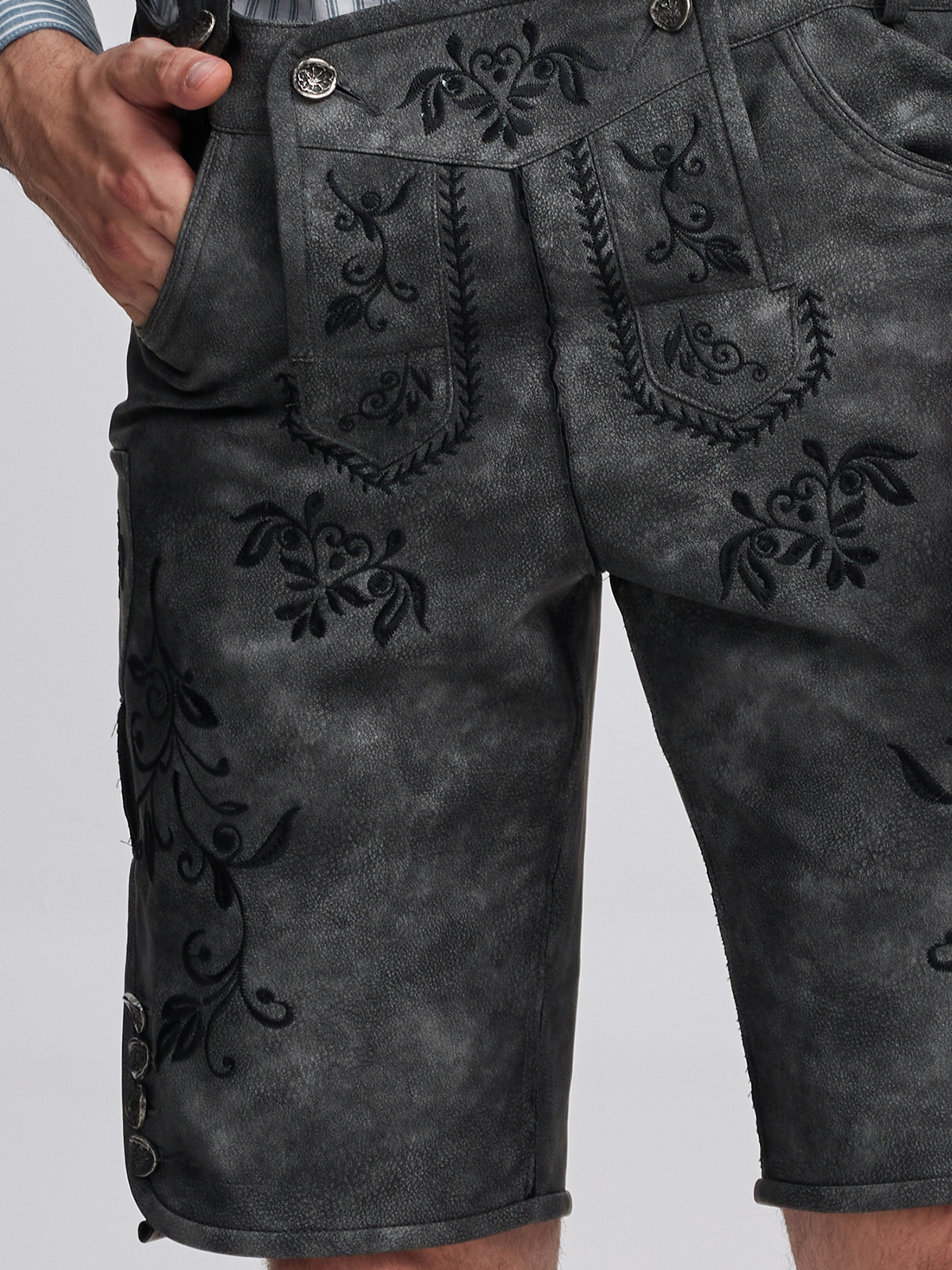 Dirndl in Grau mit traditioneller Schürze