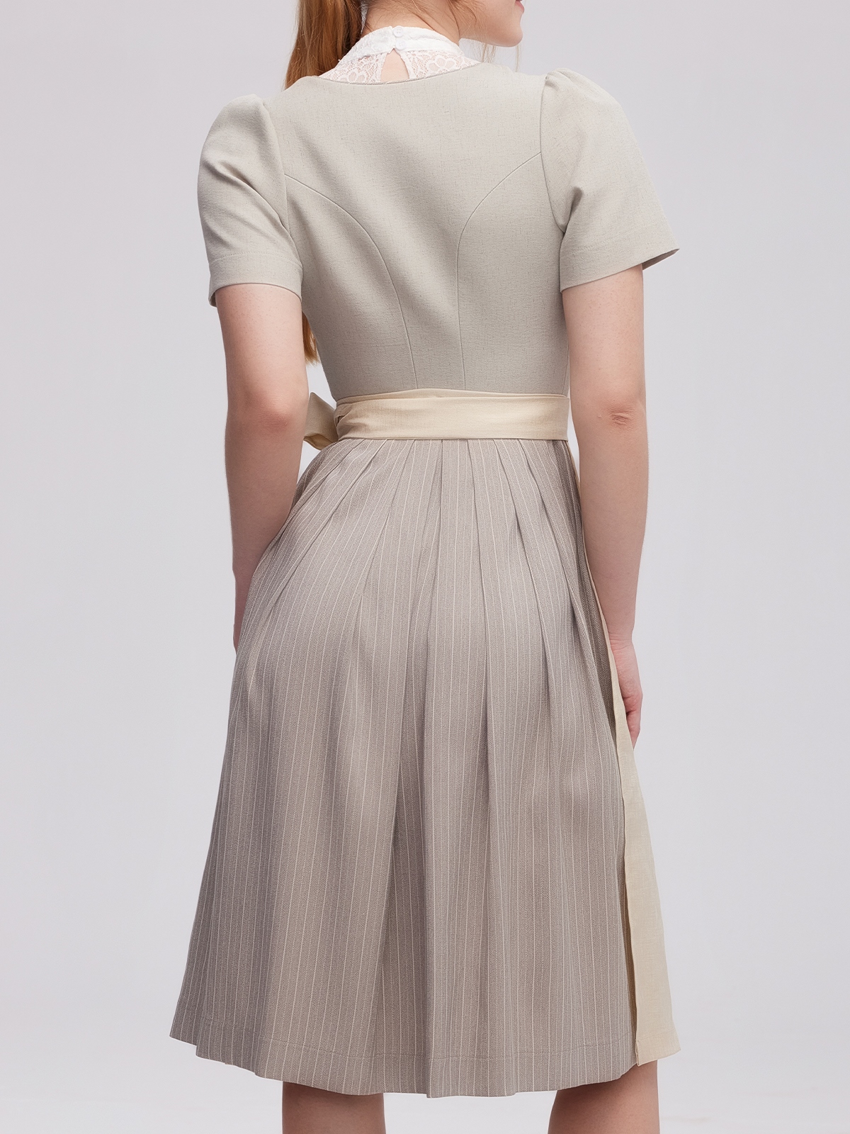 Graue Dirndlbluse mit Spitzenbesatz