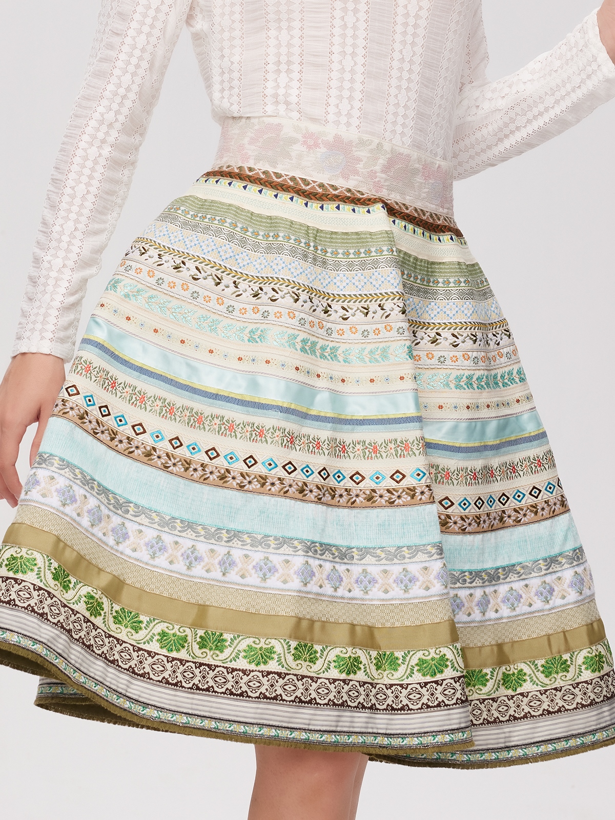 Grünes Dirndl mit Spitzenbluse