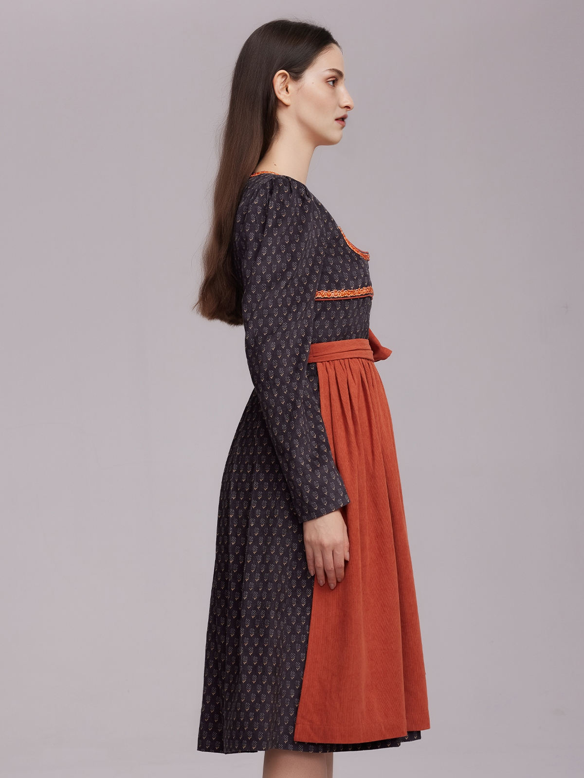 Elegantes hellblaues Dirndl mit floralen Details