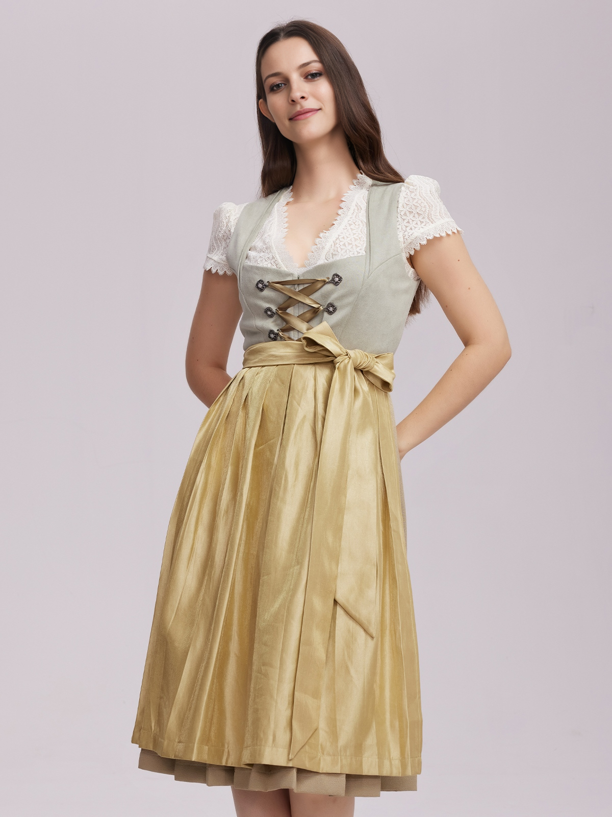 Modernes braunes Dirndl mit schlankem Schnitt