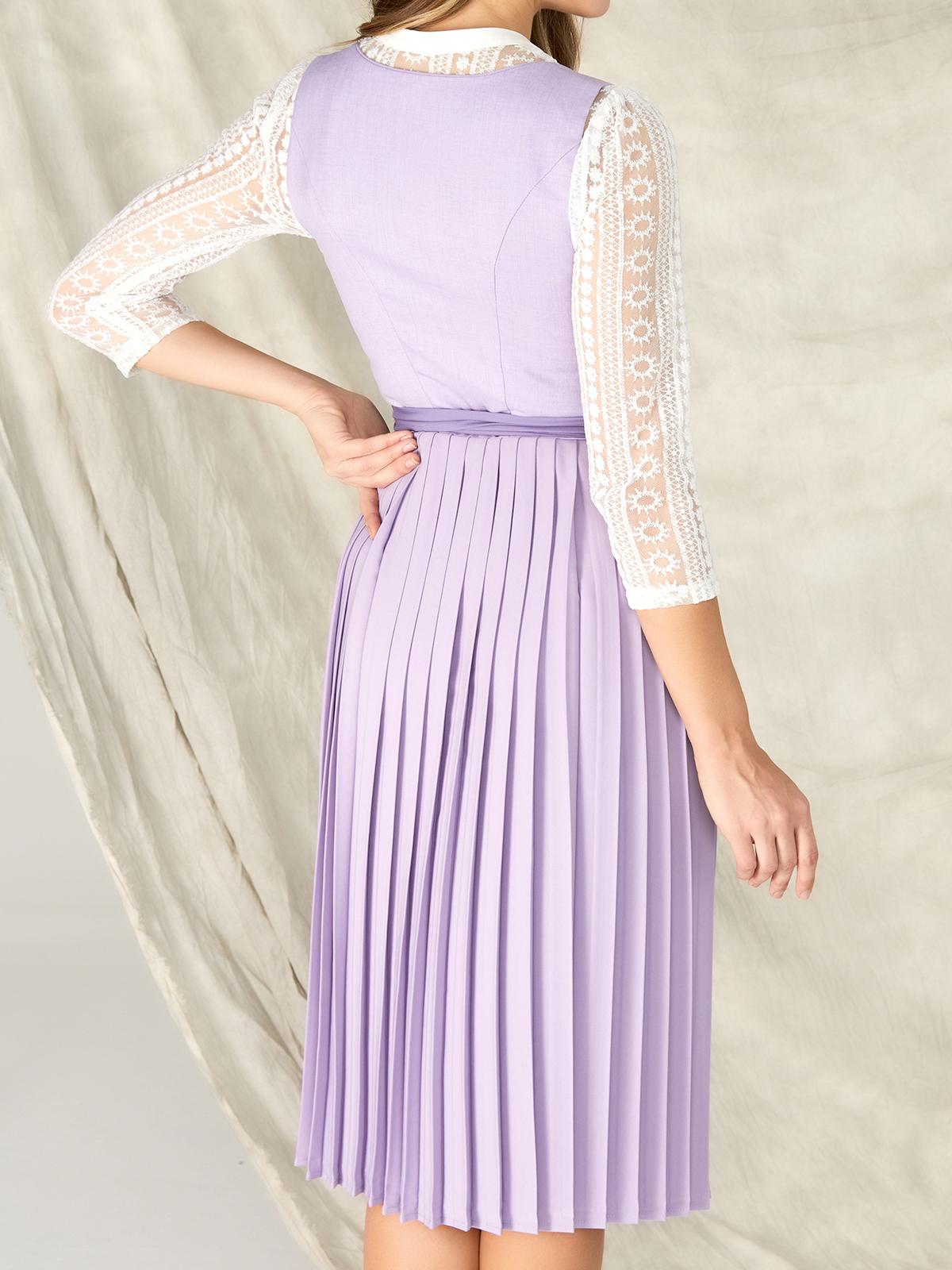 Grünes Samt Dirndl in eleganter Ausführung