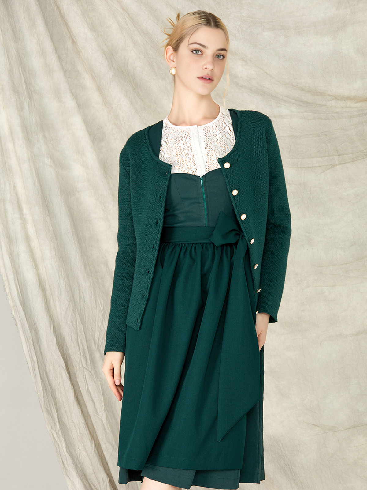 Dirndl in Schwarz und Beige