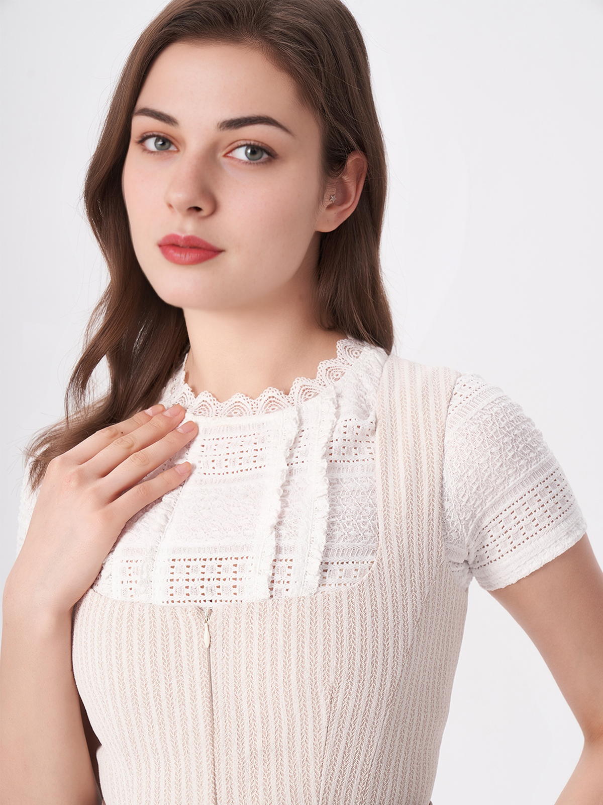 Lila Dirndl mit beigen Accessoires