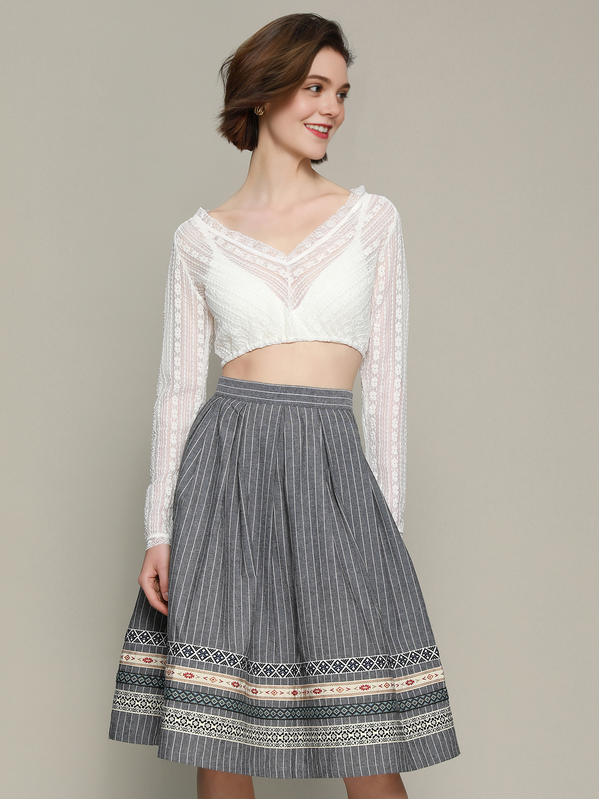 Dirndl mit grauem Rock und Lochausschnitt-Bluse