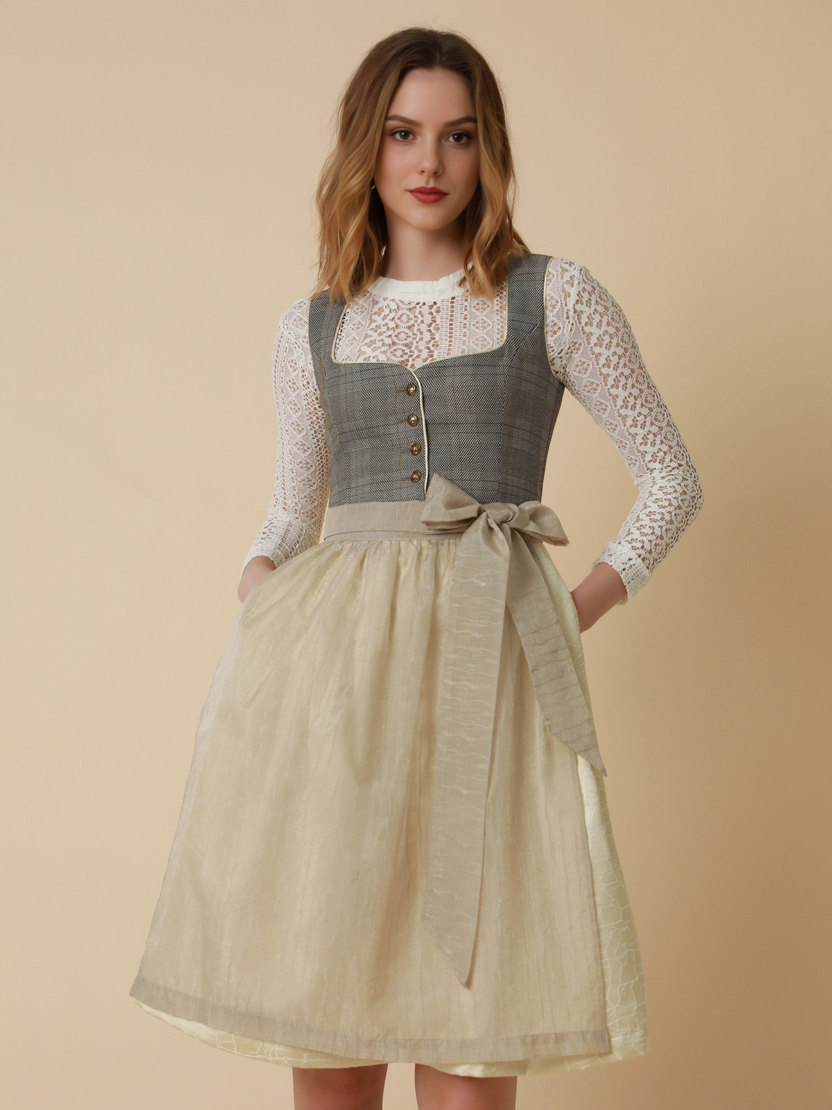 Hellblaues Dirndl mit grauem Schürzenband