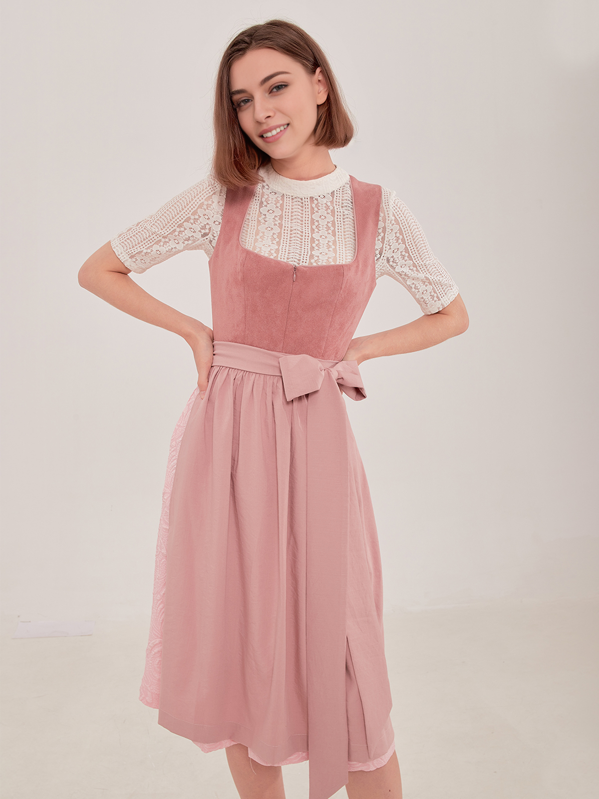Modernes Dirndl in Rosa mit taillenbetontem Schnitt