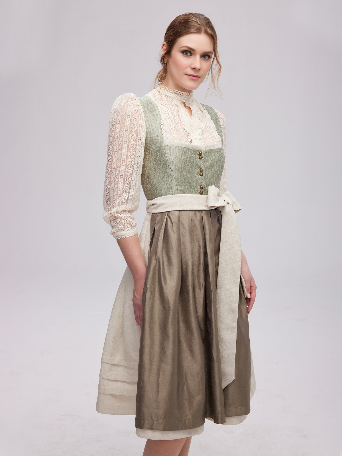 Dirndl in Grün mit blondem Haar