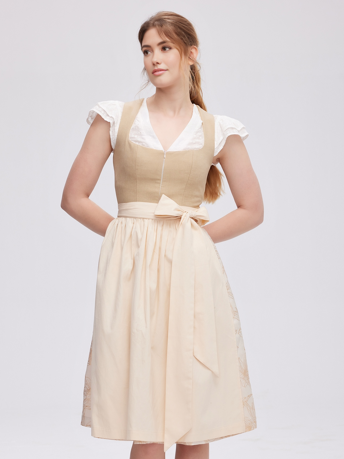 Traditionelles Dirndl in Braun
