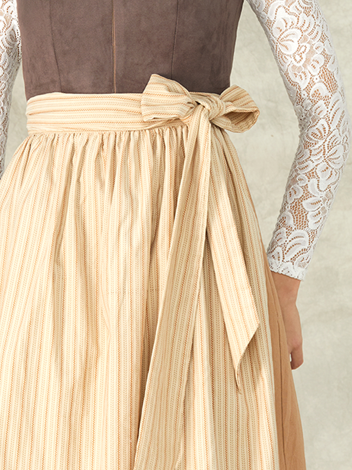 Blaues Dirndl mit floralen Details