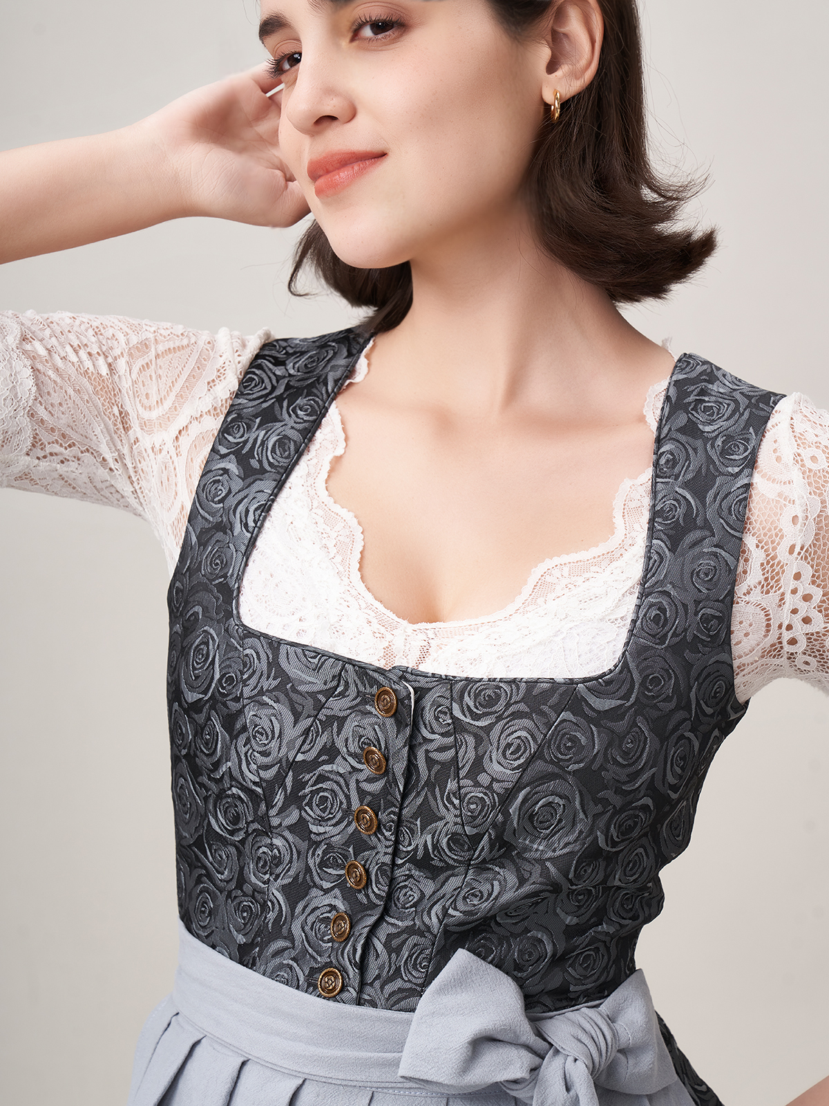 Dirndl in Blau mit traditionellem Schnitt