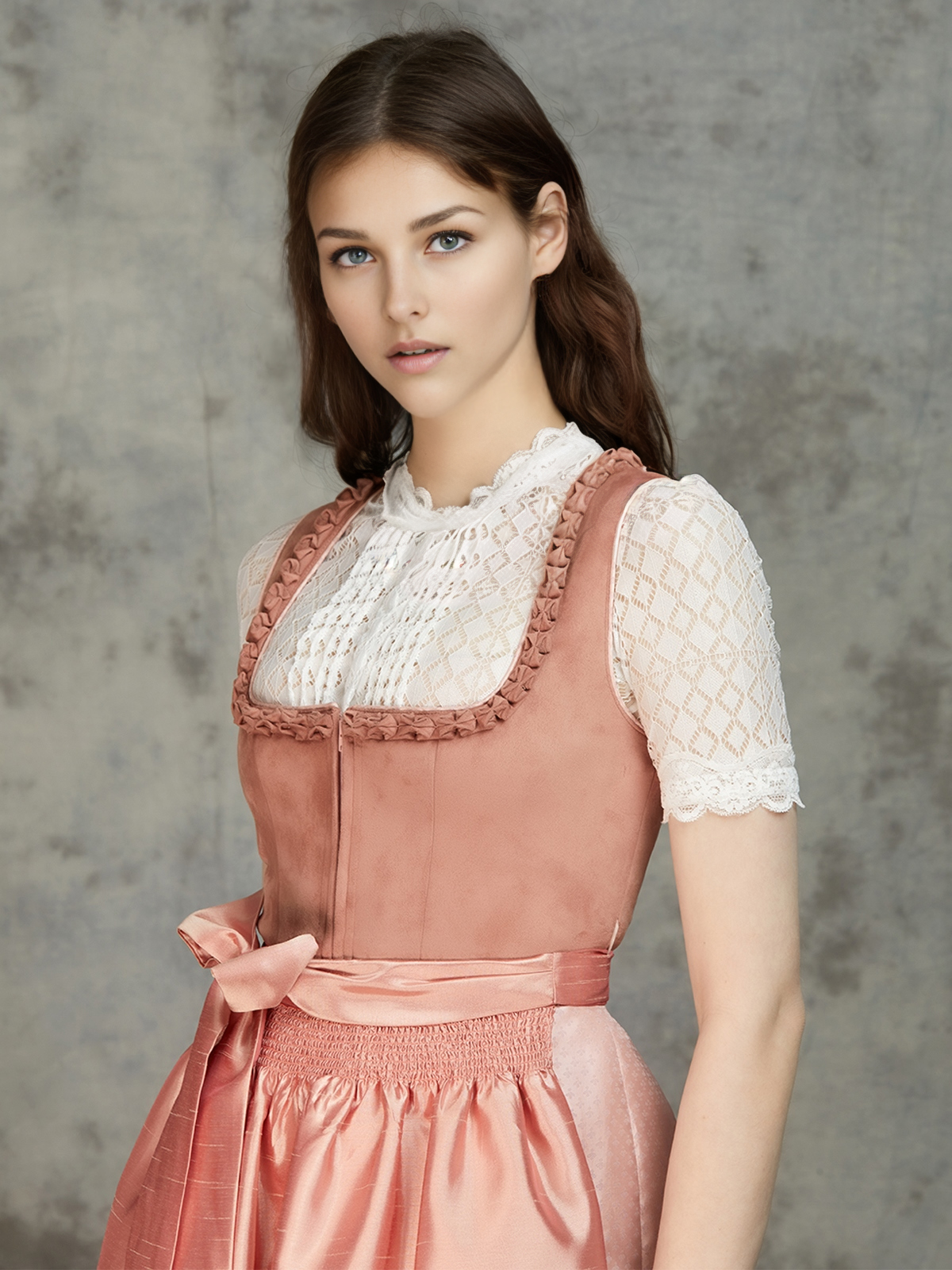 Grünes Dirndl mit floralen Details