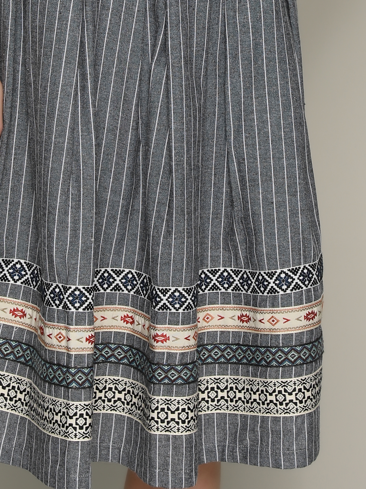 Modernes graues Dirndl mit geradem Ausschnitt