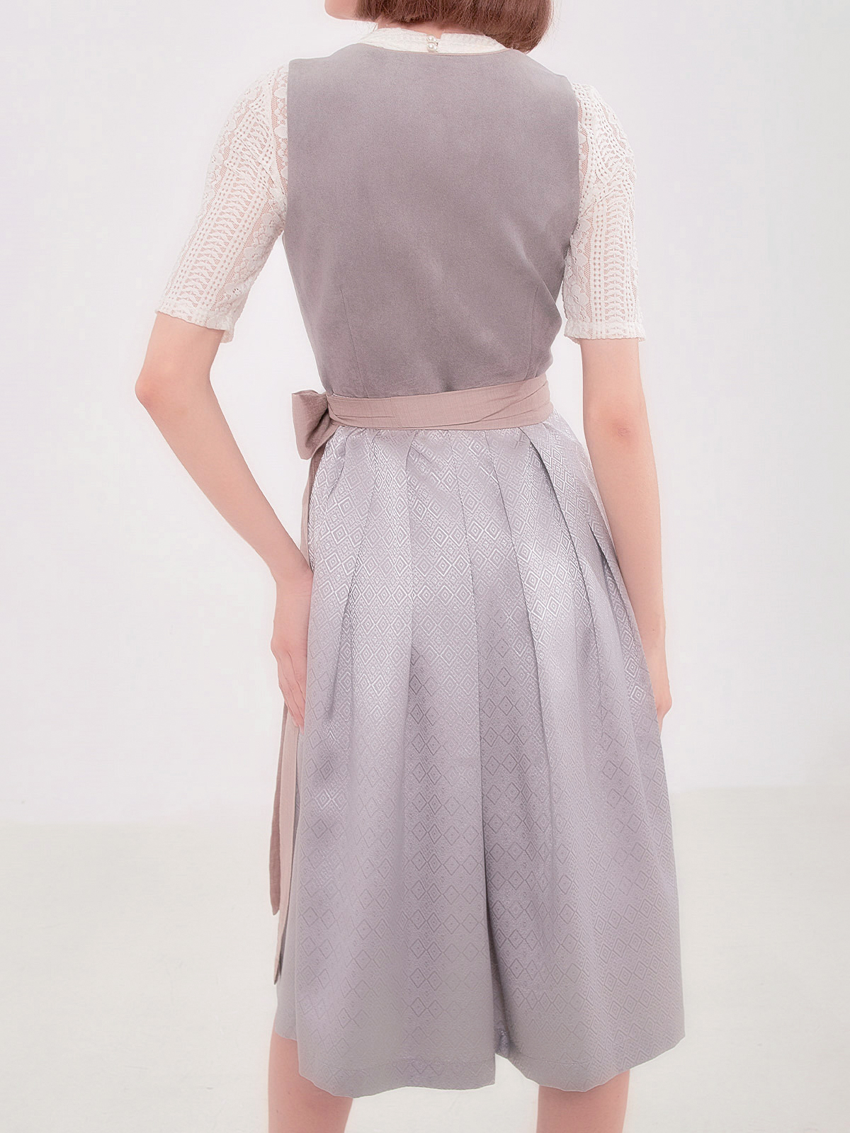 Nachhaltiges Dirndl in Grau