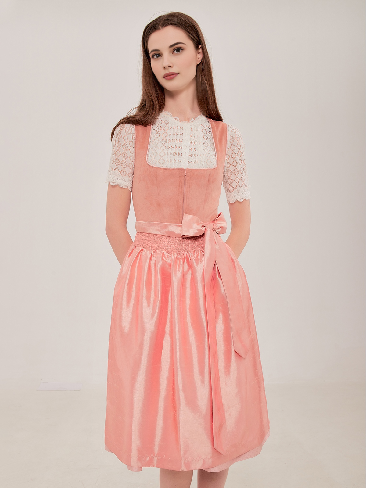 Modernes Dirndl in Rosa – schlanke Silhouette und eleganter Schnitt
