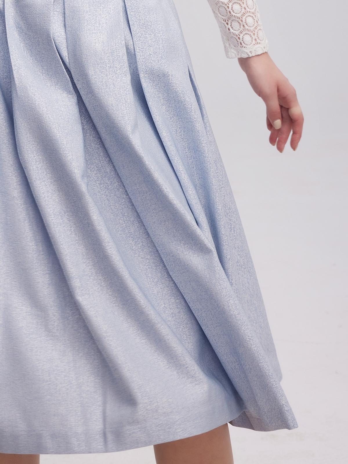 Dunkelblaues Samt-Dirndl mit modernem Schnitt