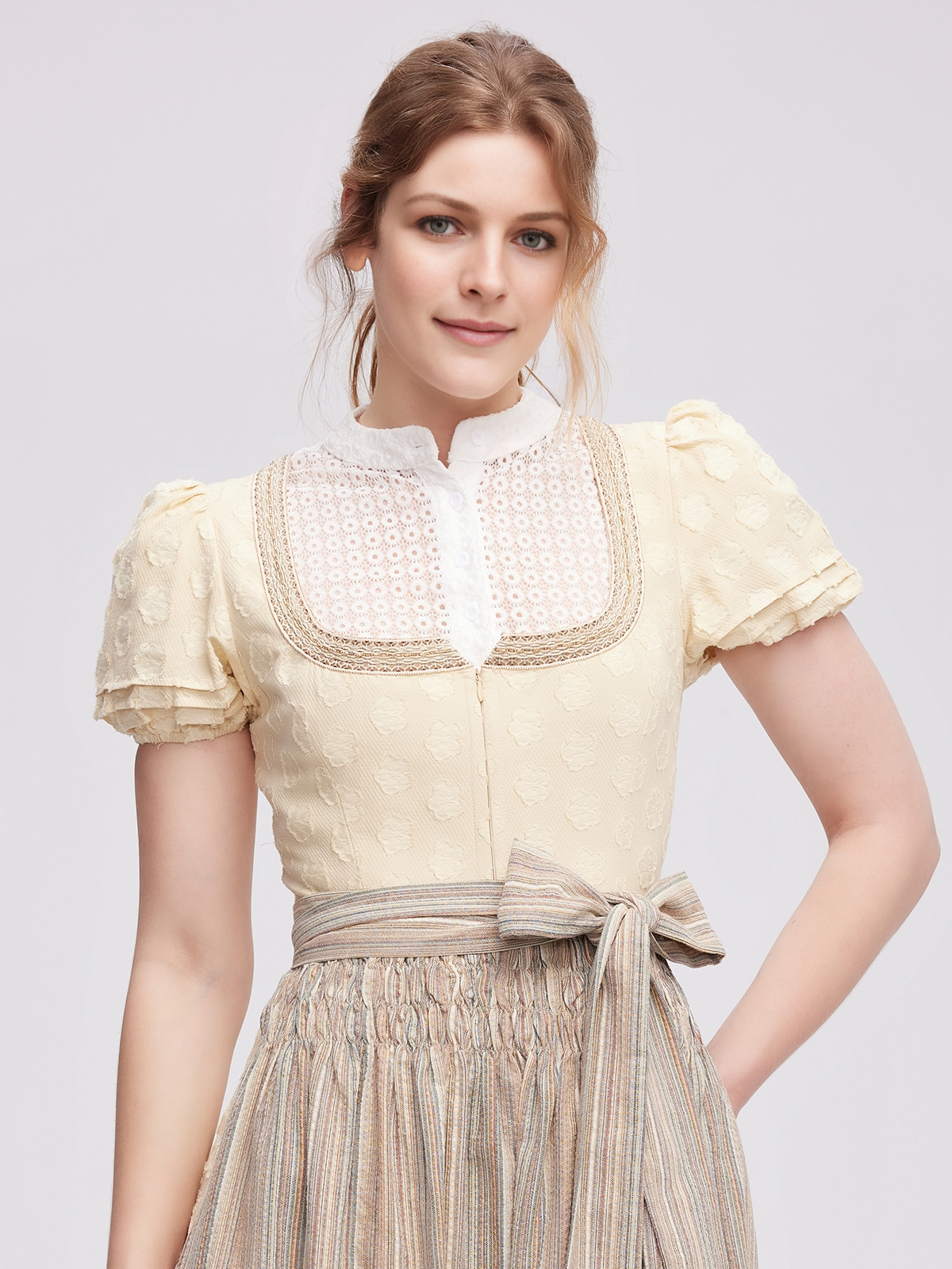 Stilvolles gelbes Dirndl