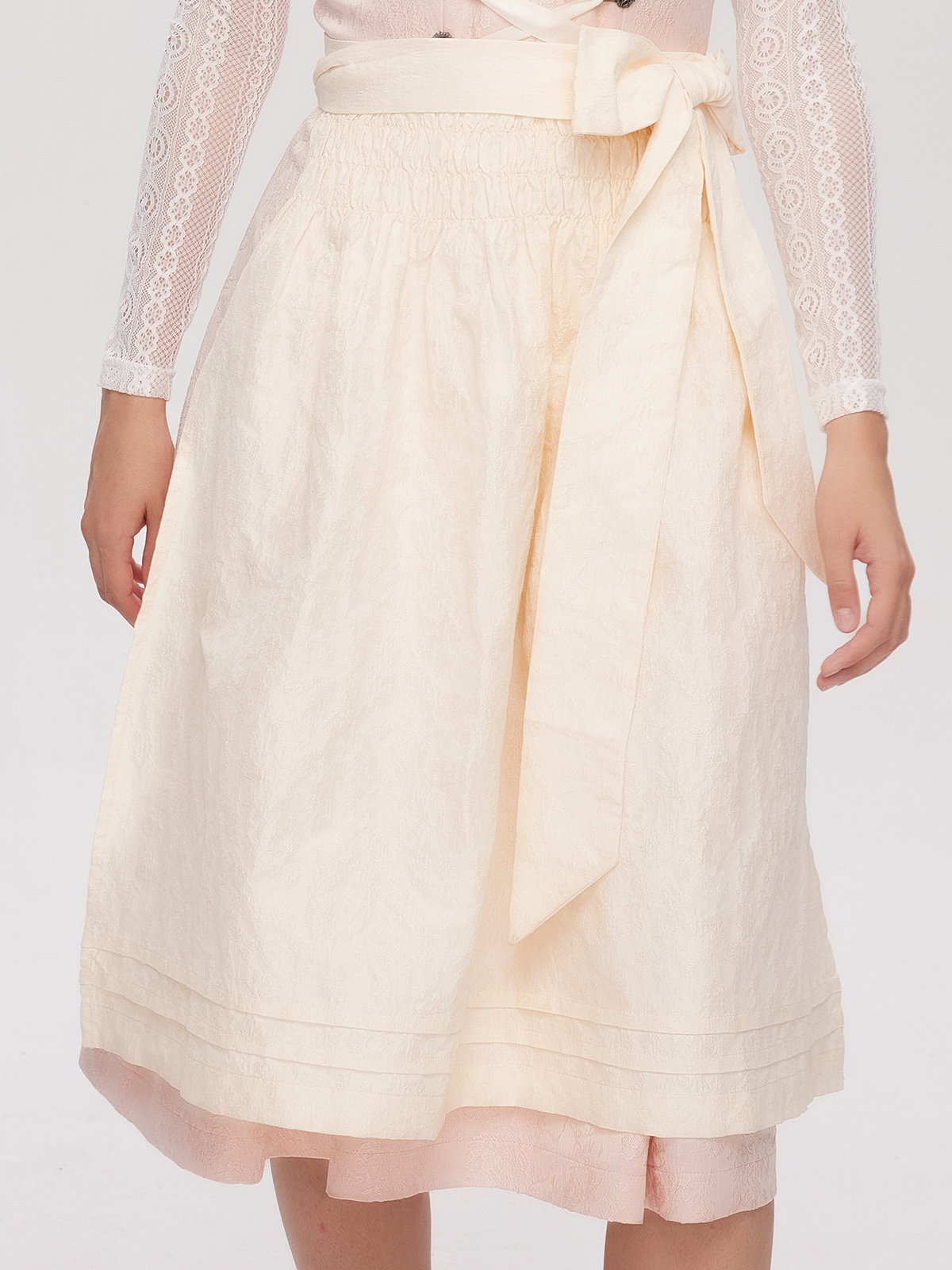 Ein elegantes schwarzes Dirndl mit rosa Schürze – perfekt für festliche Anlässe.