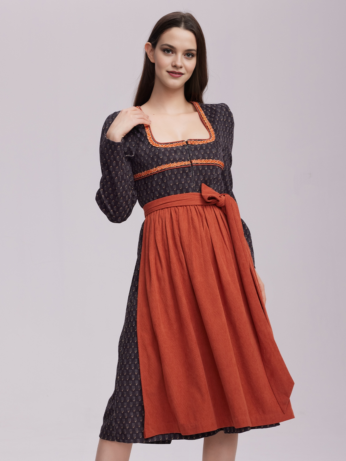 Elegantes schwarzes Dirndl mit Spitzenbesatz