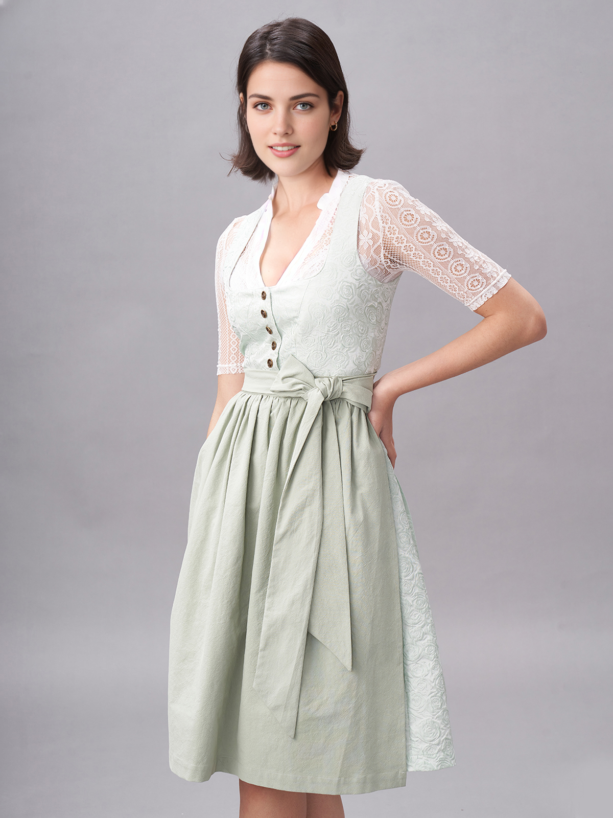 Grünes Dirndl mit floralen Details