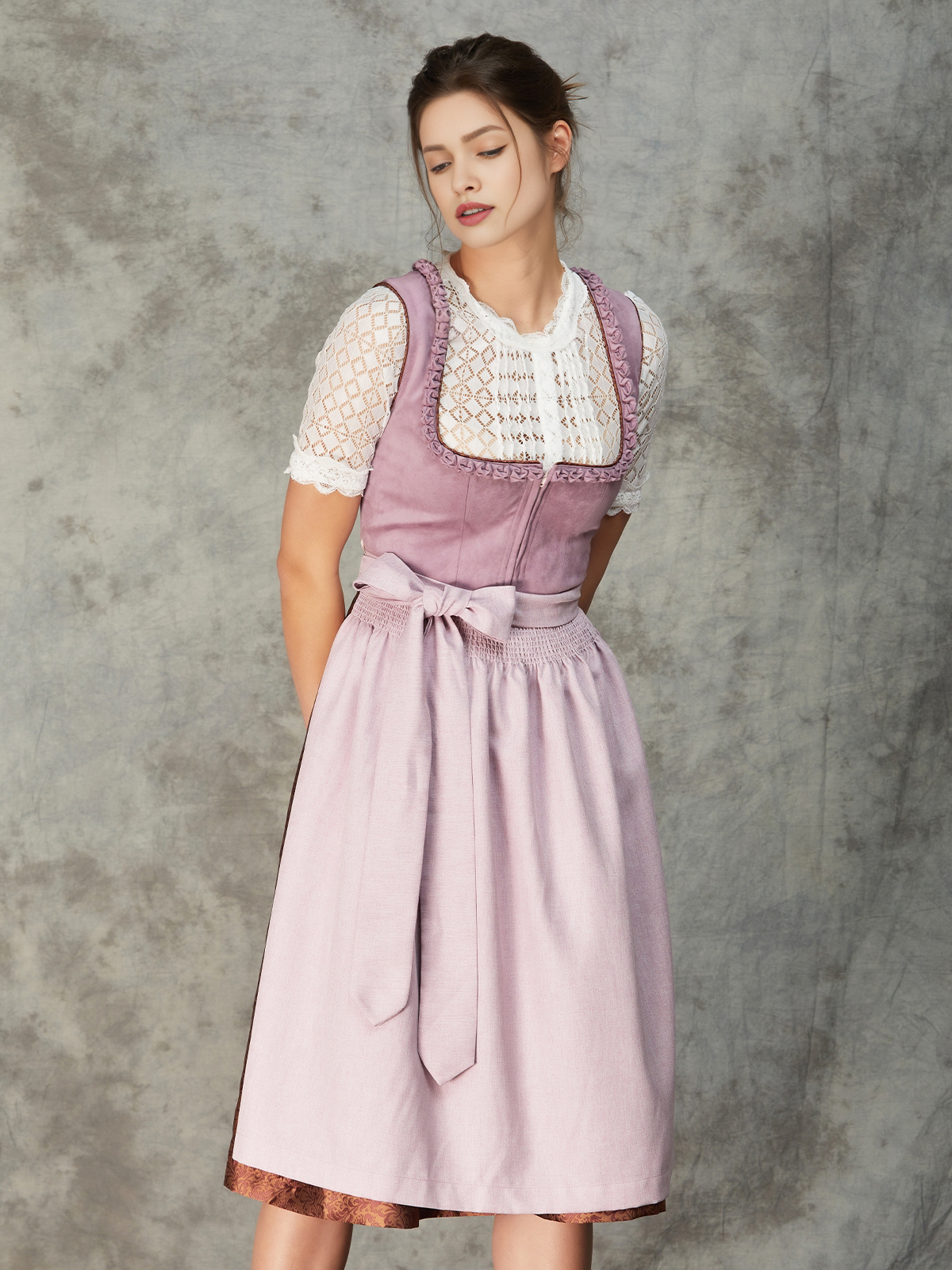 Modernes Dirndl in Lila