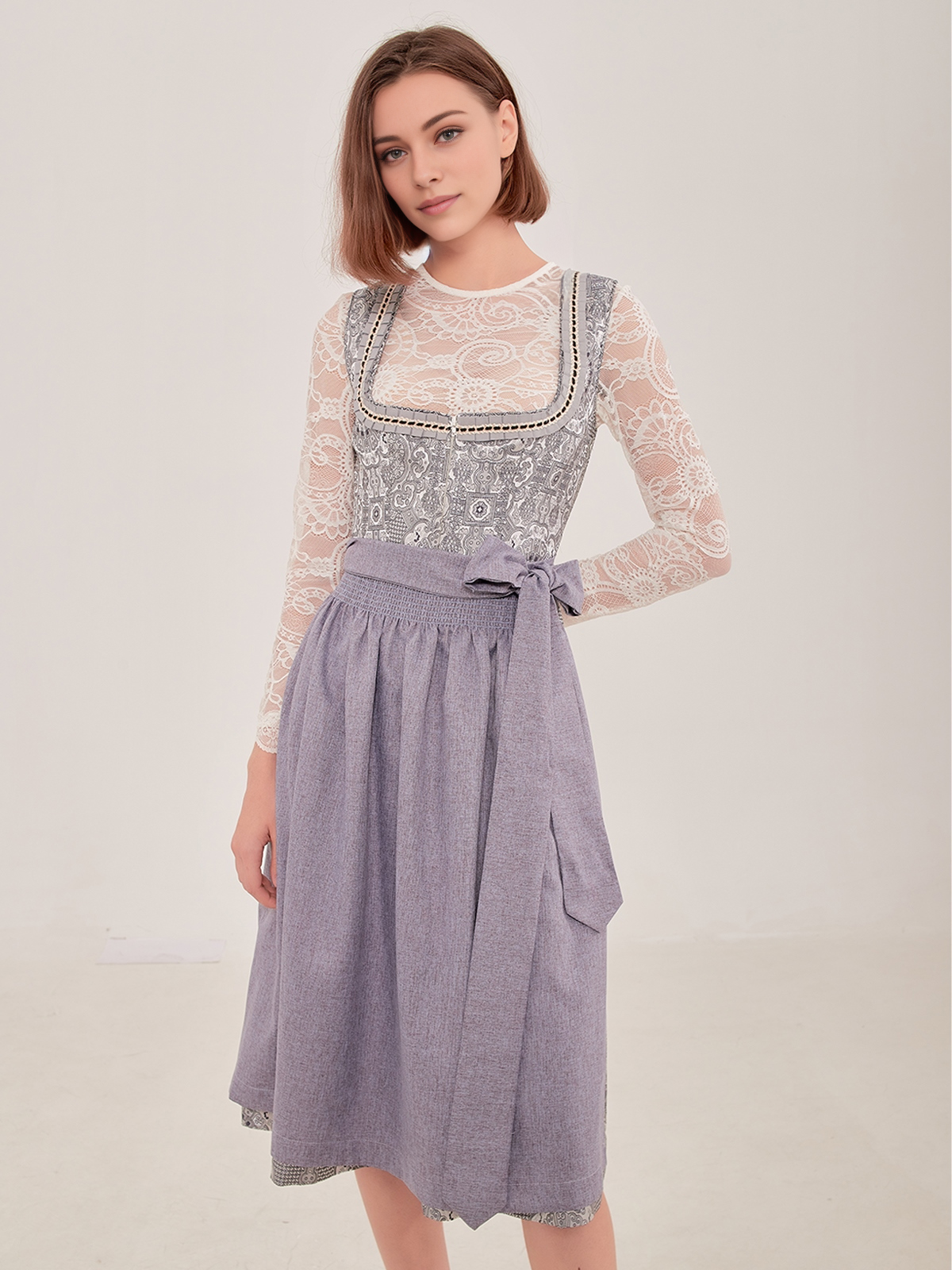 Modernes Dirndl in Grau