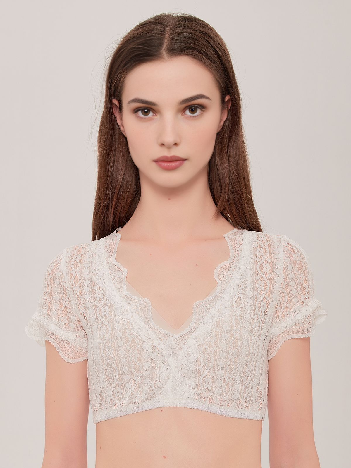 Modernes Dirndl in Weiß mit femininem Schnitt