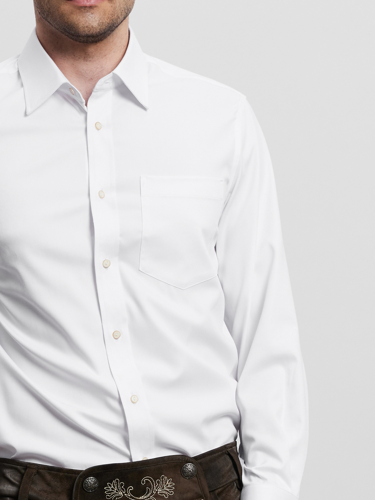 Modernes Dirndl mit figurbetonter Silhouette