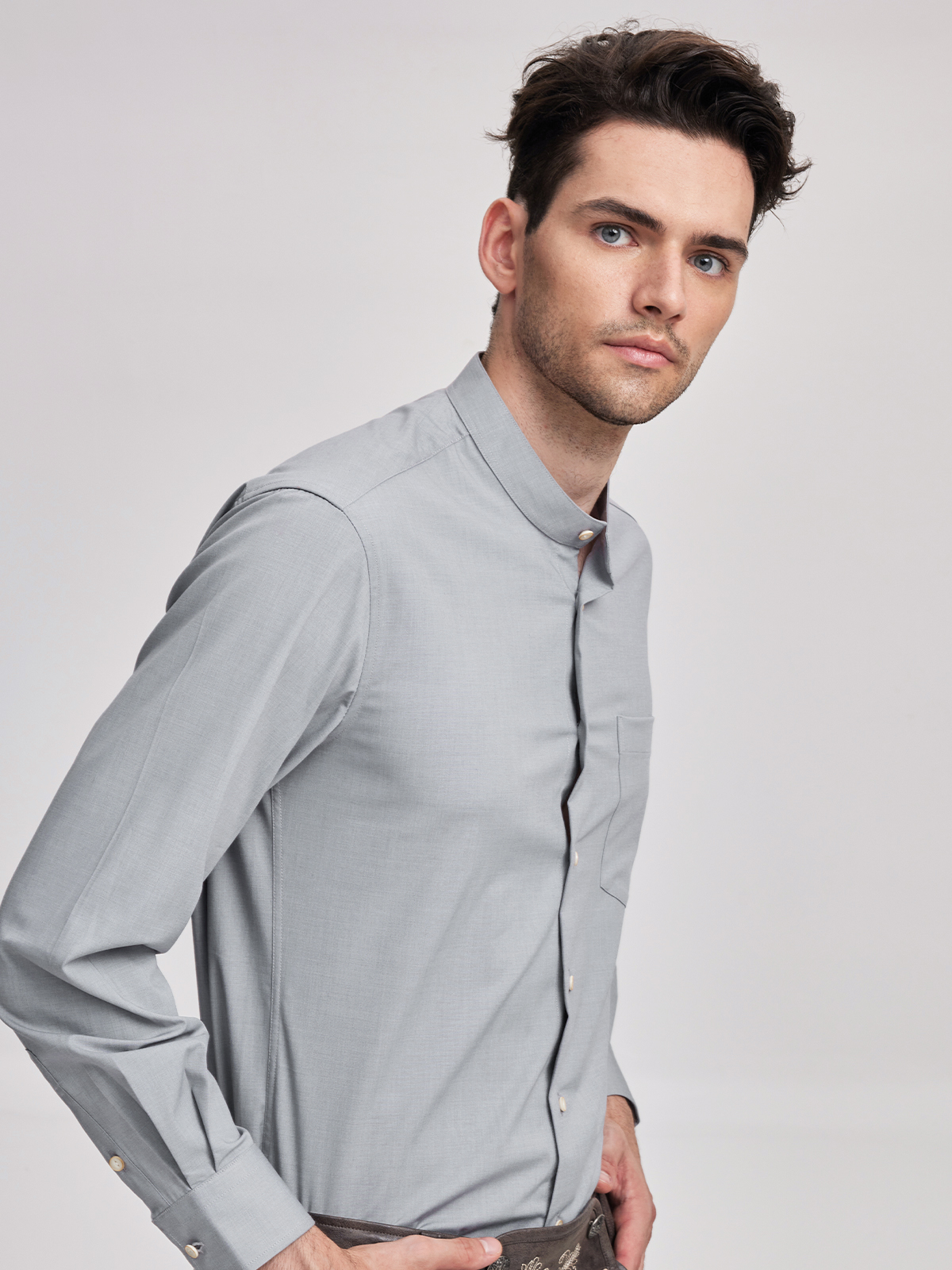 Modernes Dirndl in Grau – inspiriert von traditionellen Schnitten