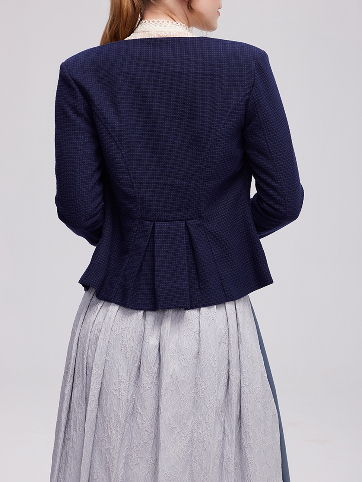 Rosa Dirndl mit blauer Jacke