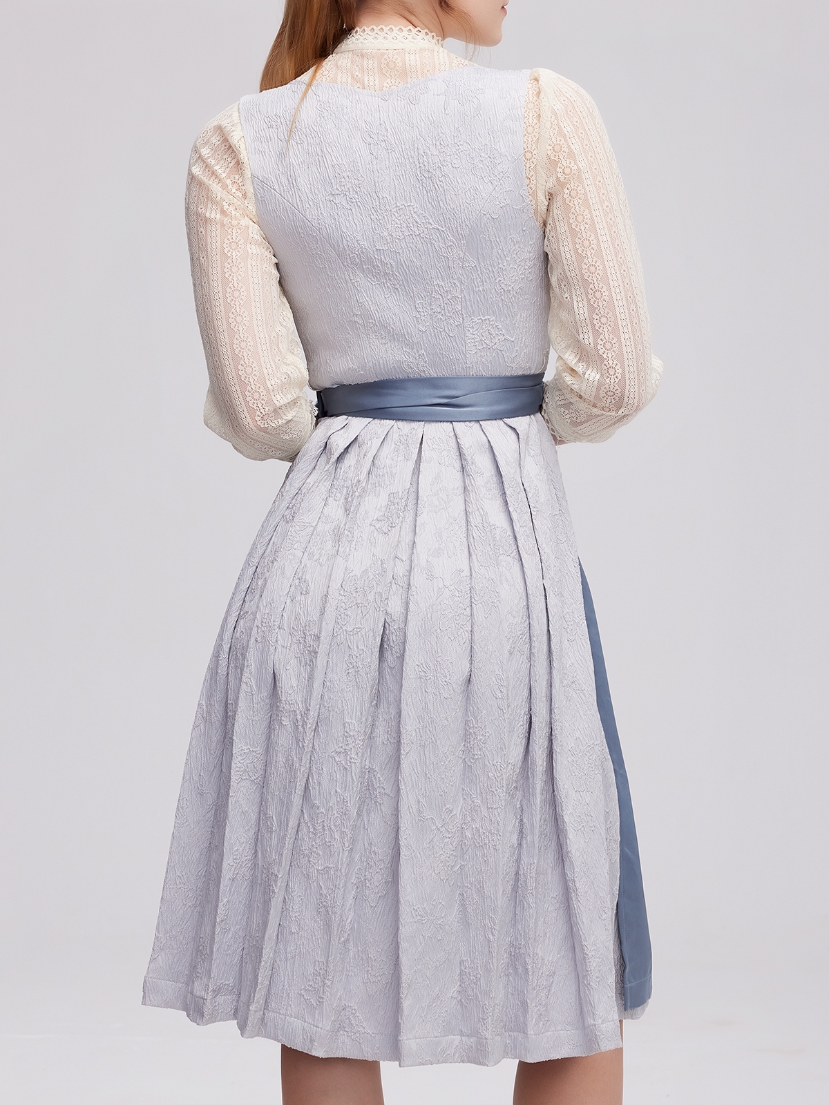 Modernes Dirndl in Hellgrün