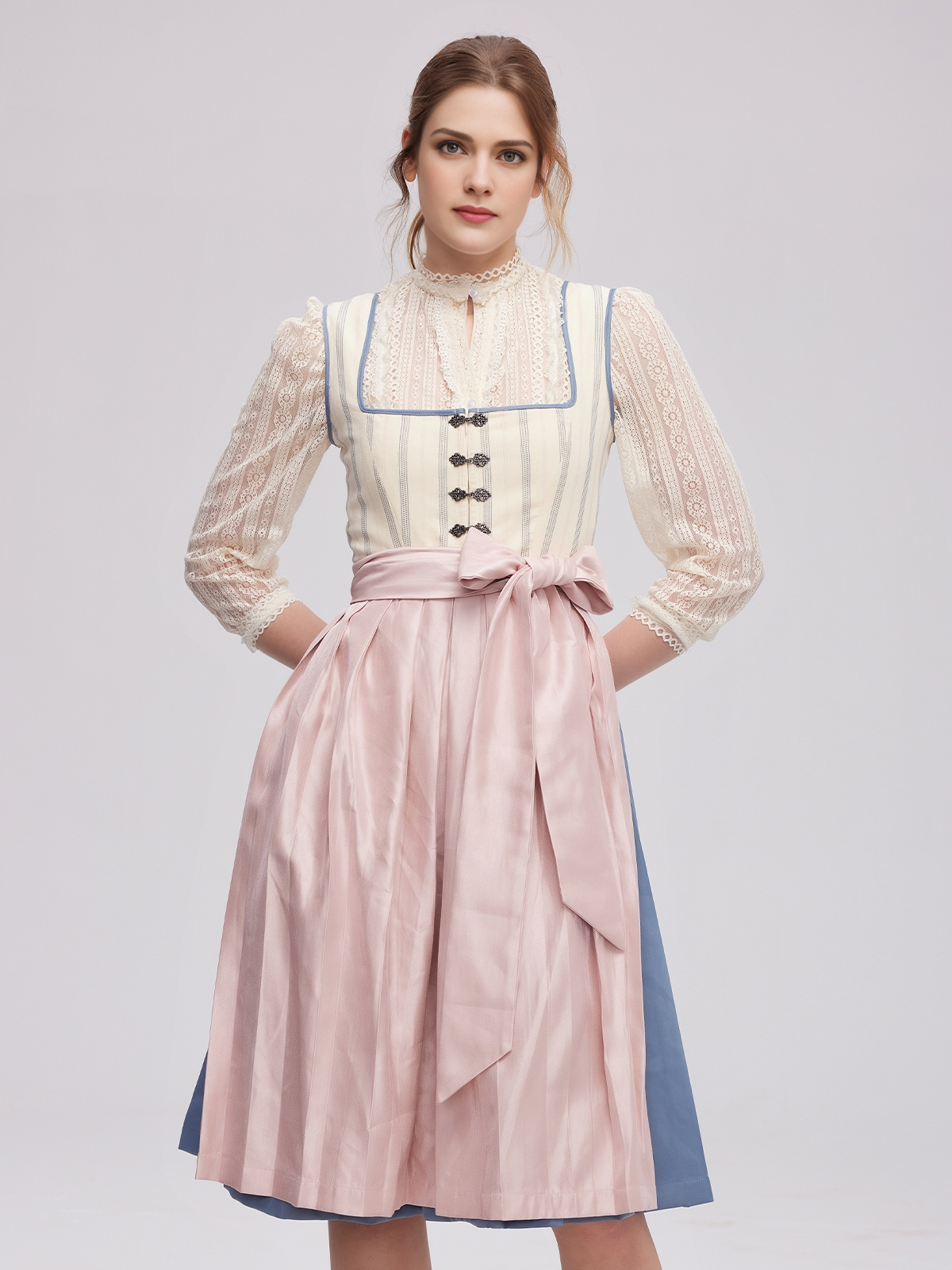 Braunes Dirndl mit modernem Schnitt