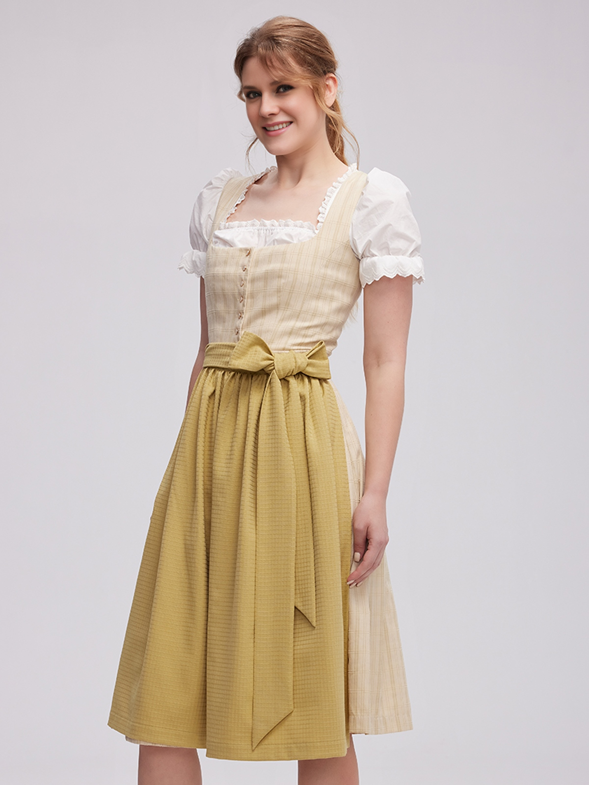 Modernes Dirndl in Khaki