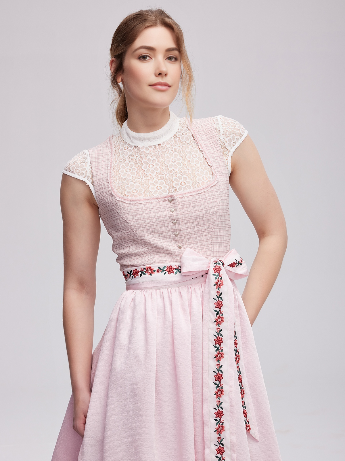 Dirndl in Rosa – feminin und modern